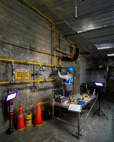 Técnico certificado revisando tubería de gas